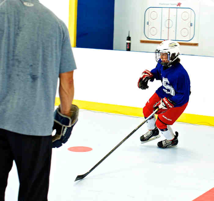 young teen hockey player